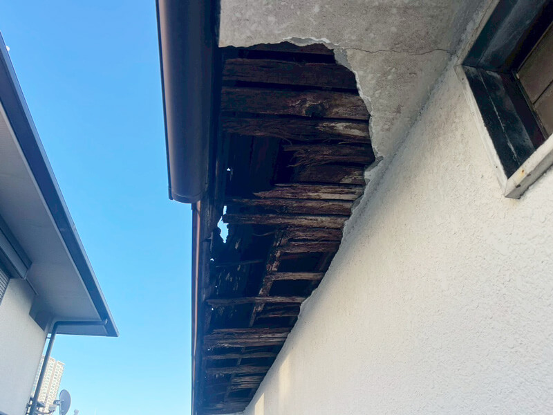 庇屋根アスファルトシングル材の劣化・穴あきの写真