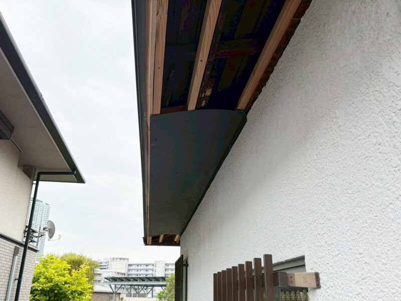 庇屋根の木下地補強・下地修繕をしている様子