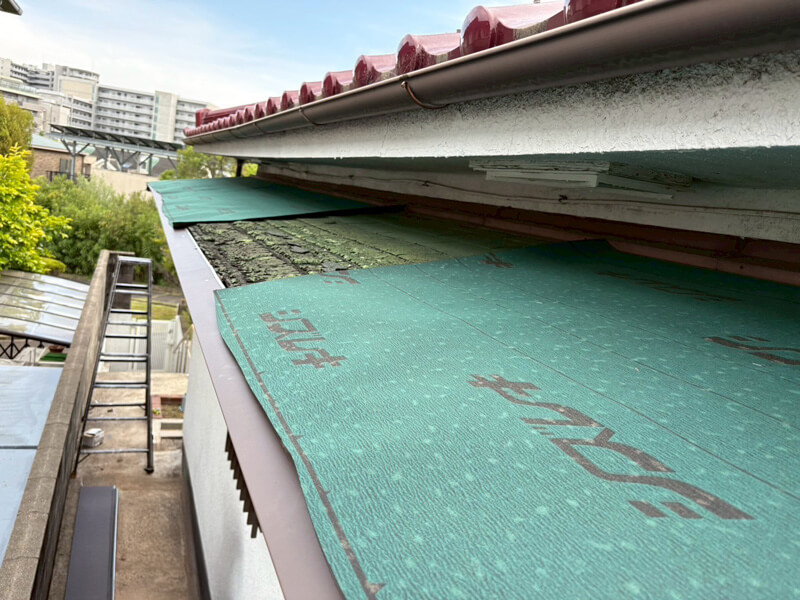 ルーフィング敷設・唐草取り付けをしている様子