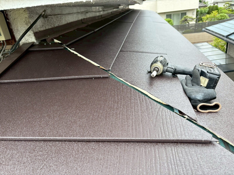 スーパーガルテクト葺き・軒天板金施工をしている様子