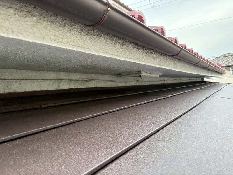 スーパーガルテクトカバー工法完了後の庇屋根の写真