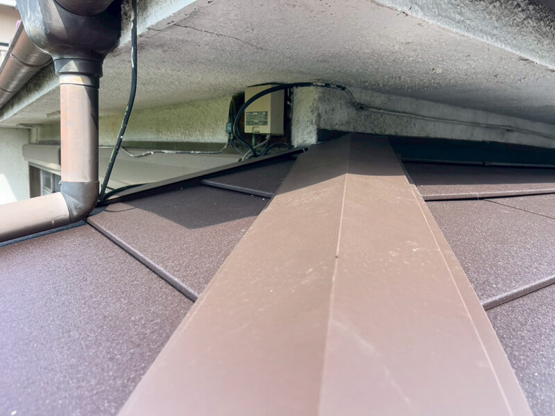 庇屋根コーナー部・棟板金仕上げの写真