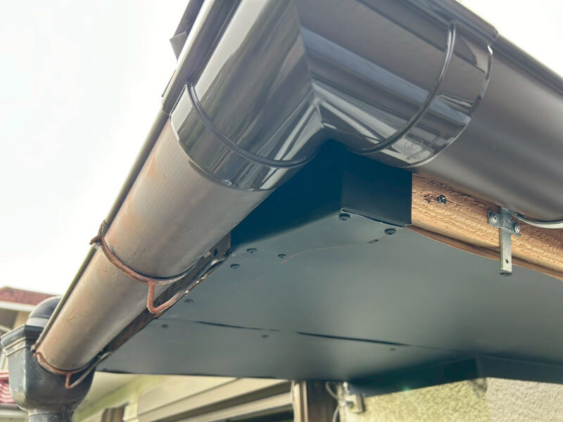 庇に新設した雨樋の写真