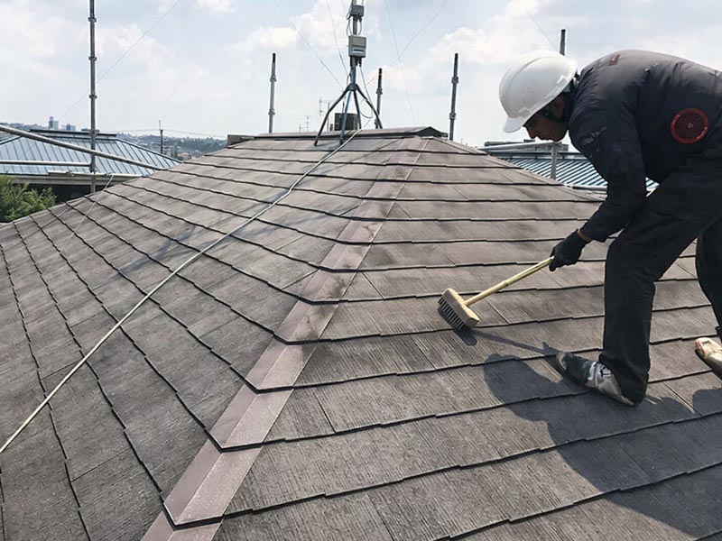 屋根のケレン作業と高圧洗浄前の下地処理の様子