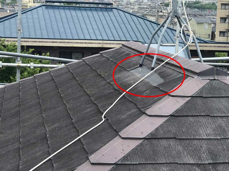 割れて破損しているコロニアル屋根の部分