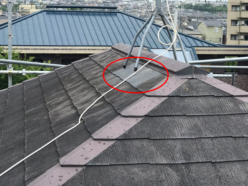 割れたコロニアル屋根を新しい屋根材に交換している様子