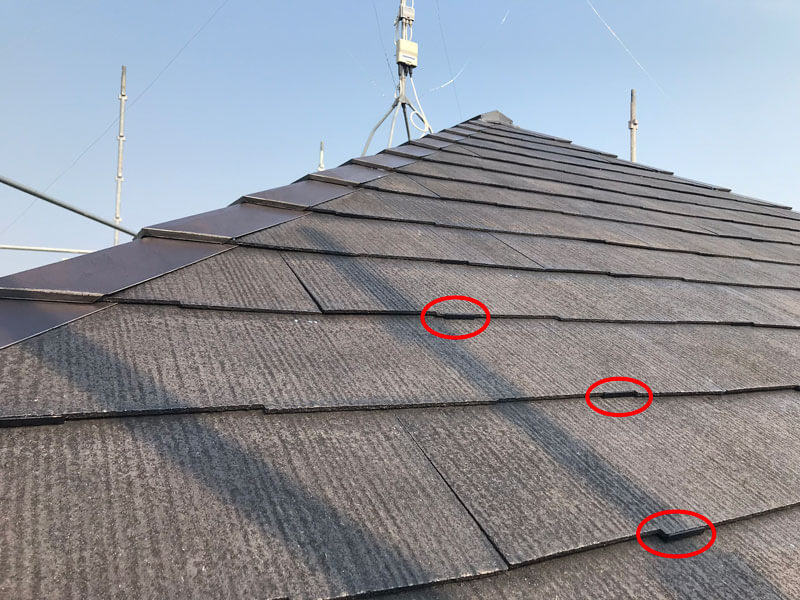 屋根にタスペーサーを設置している様子