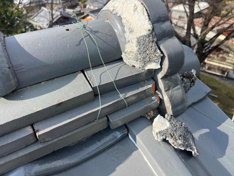 鬼瓦接点部分の漆喰割れ・剥がれの写真