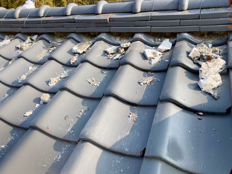 古い漆喰を全撤去している様子