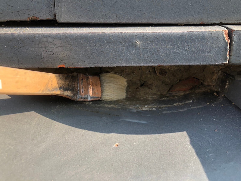 漆喰塗り直し前のプライマー（接着材）塗布している様子