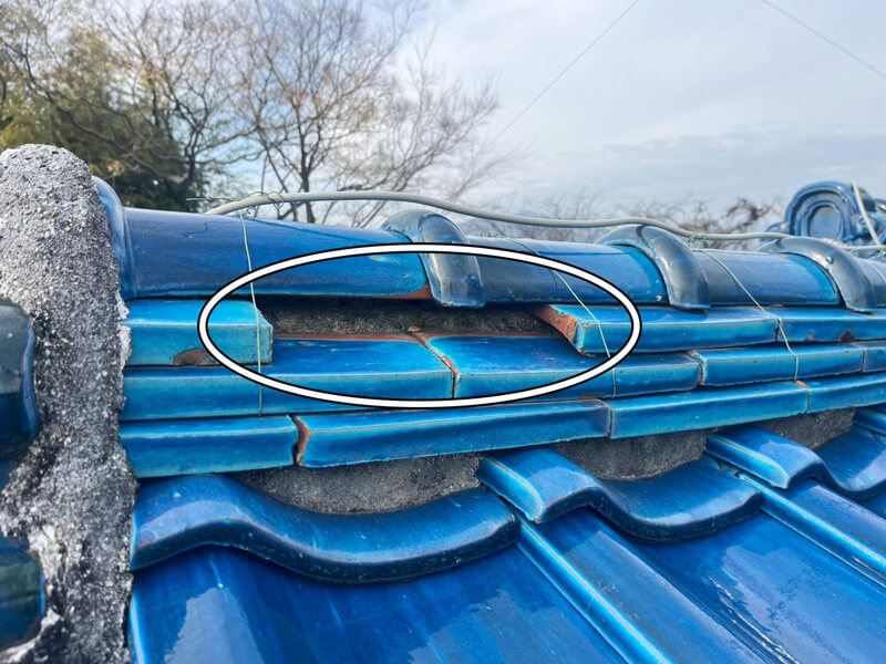 棟の熨斗瓦が外れ土が露出している状態