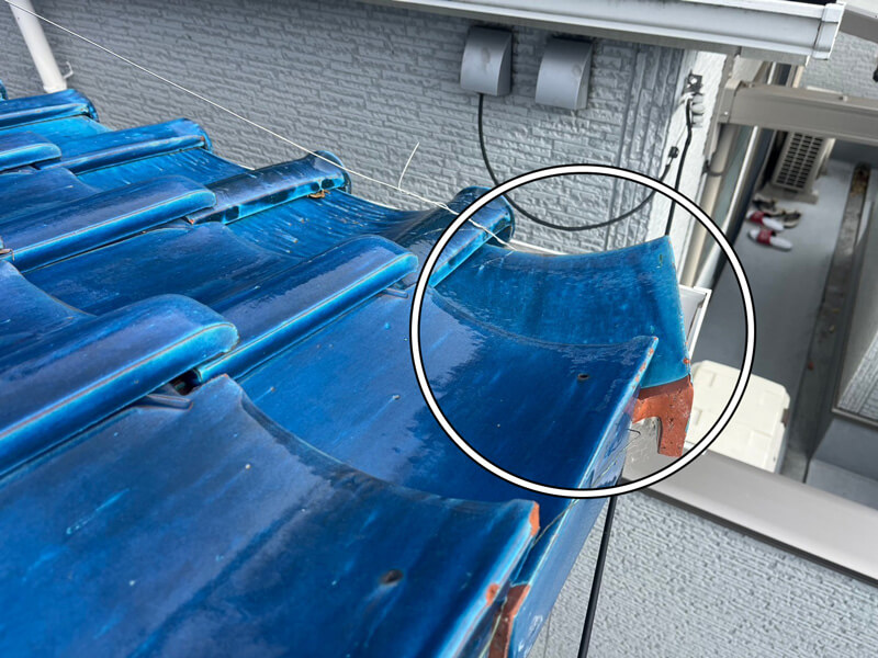 落ちかけている瓦のズレを確認した屋根状況