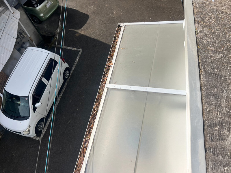 落ち葉で詰まりオーバーフローしたテラス屋根の雨樋