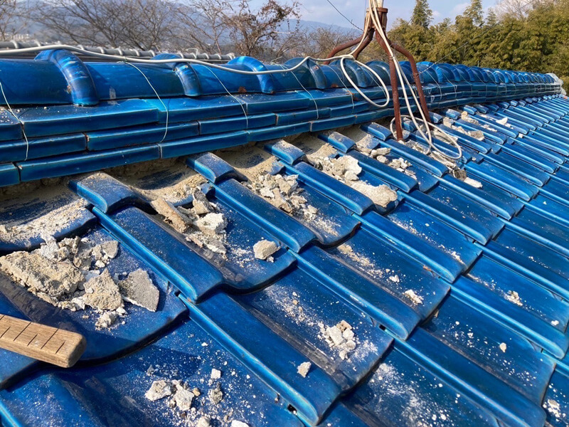 既存漆喰を撤去している瓦屋根の施工中の様子