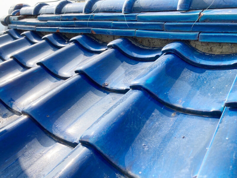 瓦屋根の下地処理とプライマー塗布前の状態