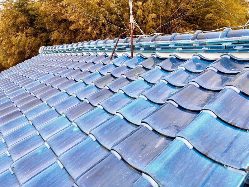 漆喰打ち直しとラバーロック施工後の瓦屋根全体の仕上がり