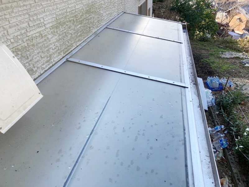 清掃後に排水が改善されたテラス屋根の雨樋