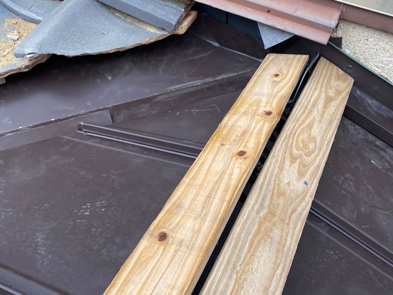 棟板金用貫板設置・カバー工法施工中の写真