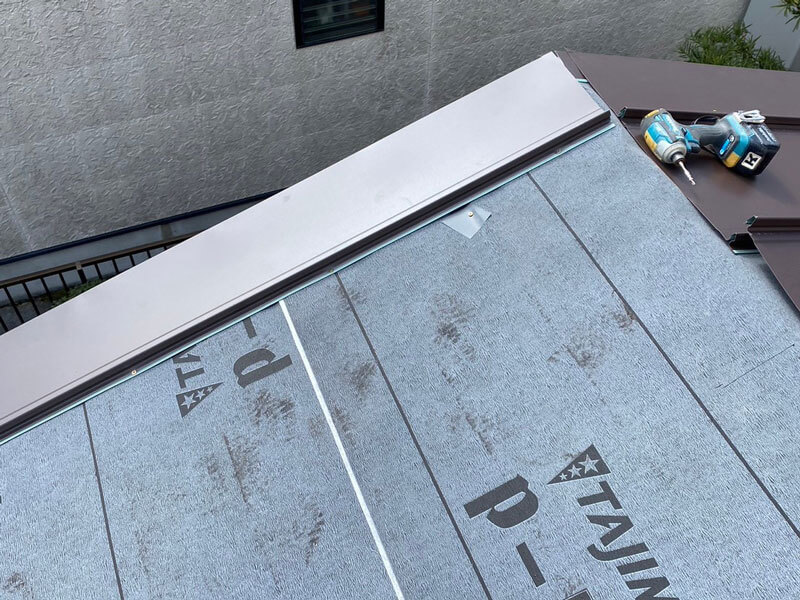 ガルバリウム鋼板立平葺き・カバー工法施工中の写真