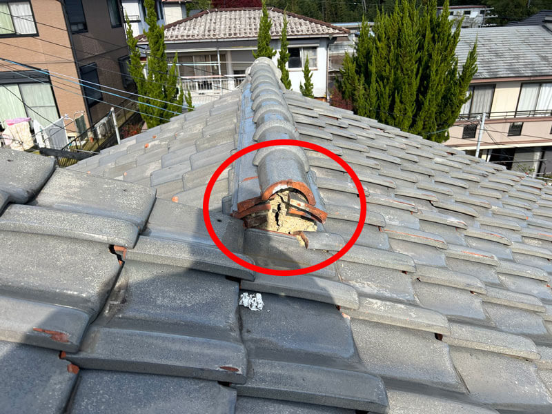 棟尻部分・漆喰脱落・土剥き出しの写真