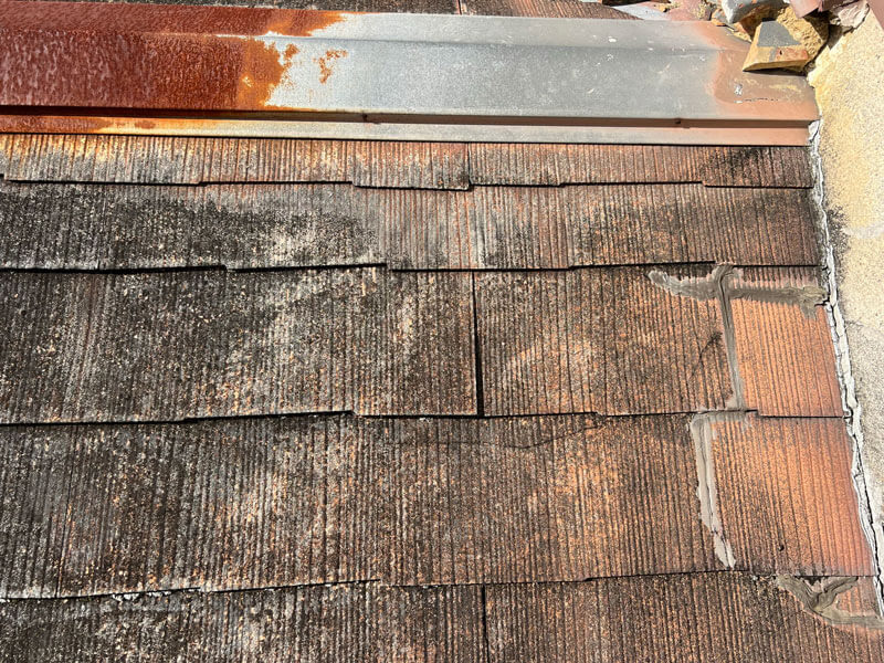 劣化したコロニアル屋根・補修不可状態の写真