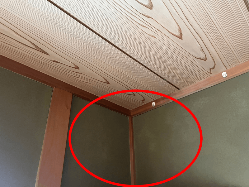 3階住宅の室内砂壁に発生した雨漏り被害の様子