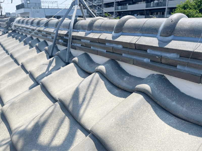 漆喰打ち直しとラバーロック施工後の棟の仕上がり