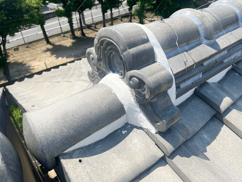 鬼瓦まわりの漆喰を補修し防水処理を行った状態