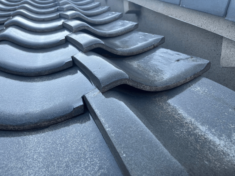 袖瓦のズレによる隙間から雨水が侵入している状態