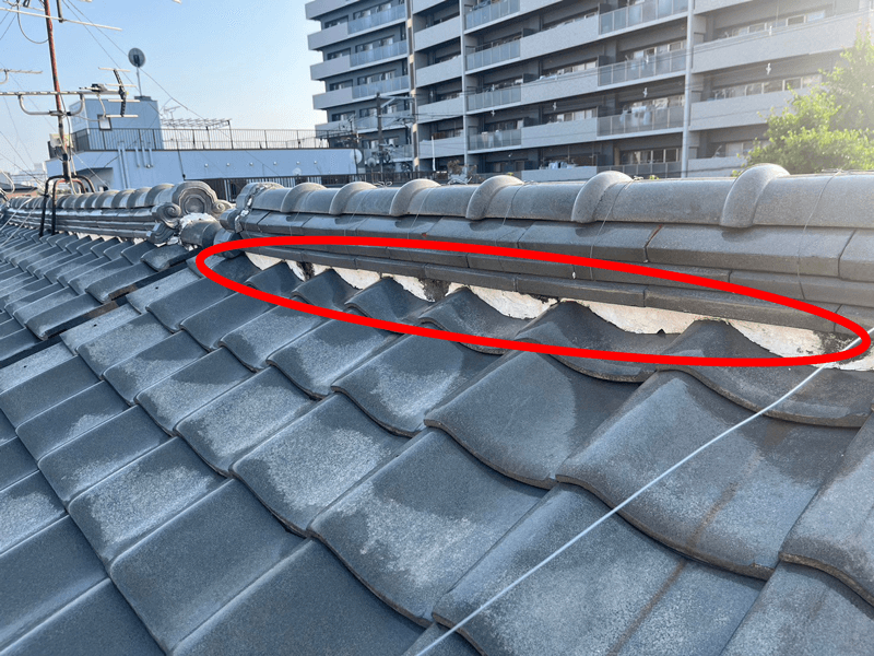 面戸漆喰が劣化し隙間が生じている屋根の状況