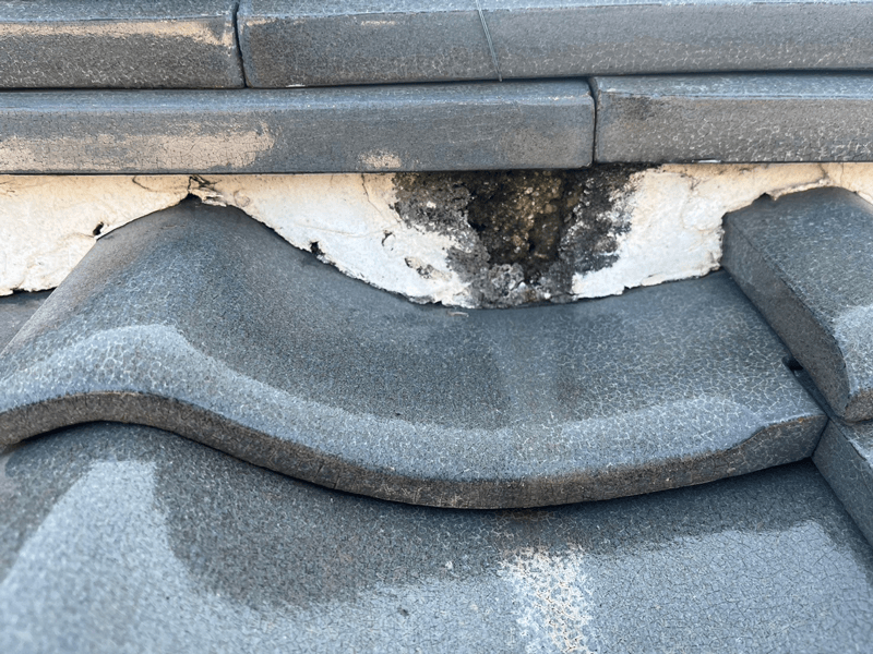 漆喰に穴が開き内部の土が露出している劣化状態