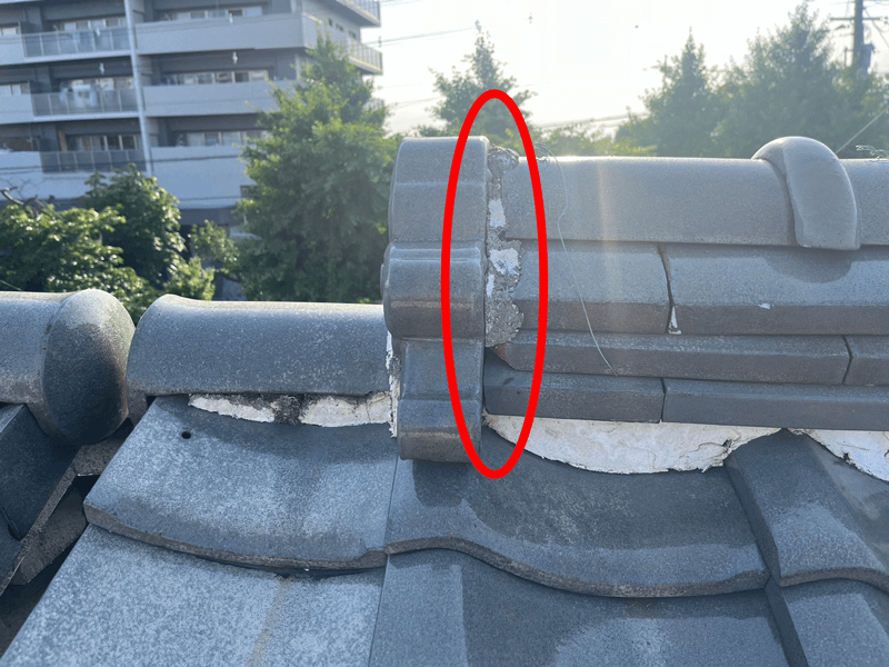 屋根の鬼瓦と棟の接合部にある漆喰が劣化している状態