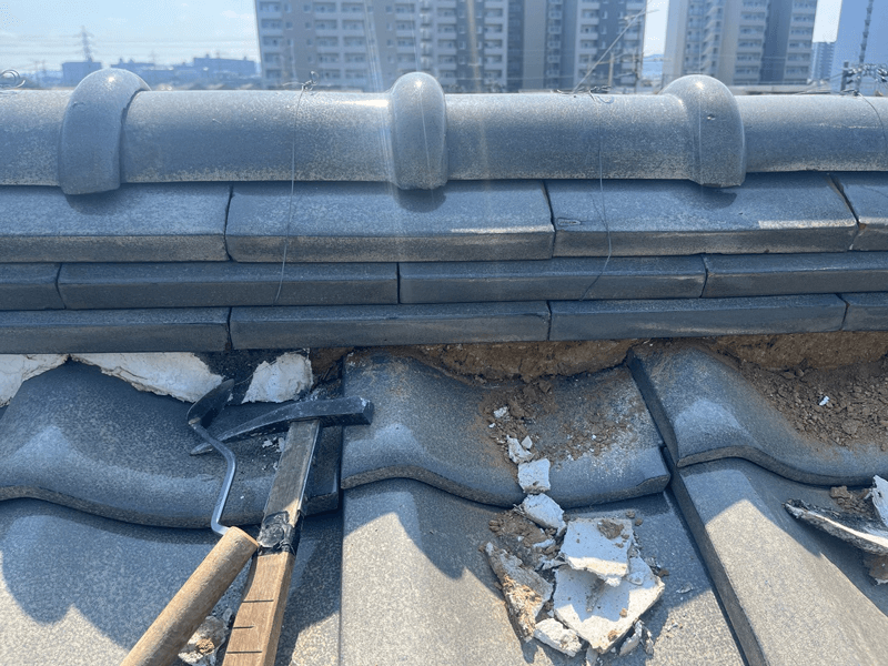 劣化した面戸漆喰を撤去している施工中の様子