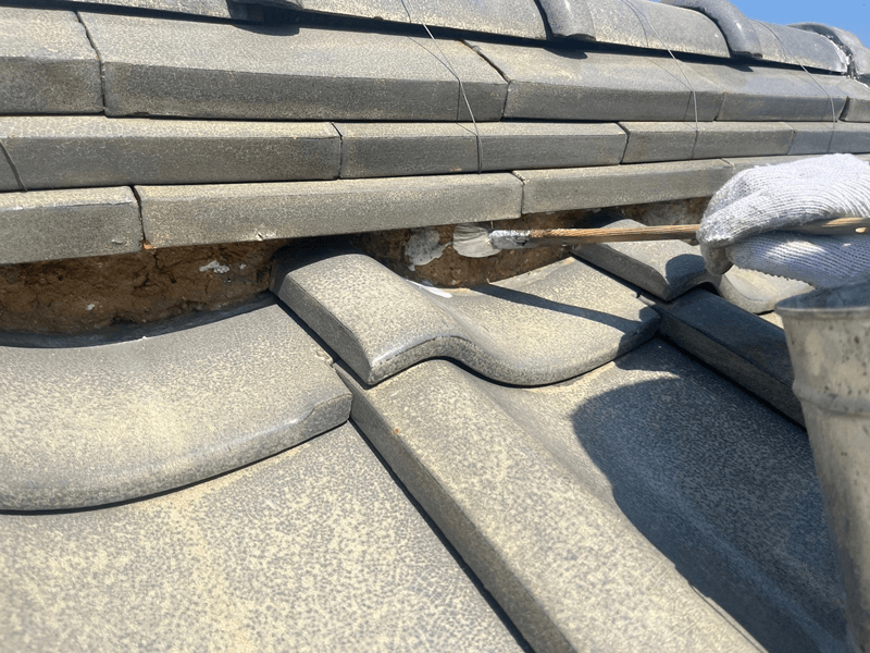 プライマーを塗布し漆喰の密着性を高めている工程