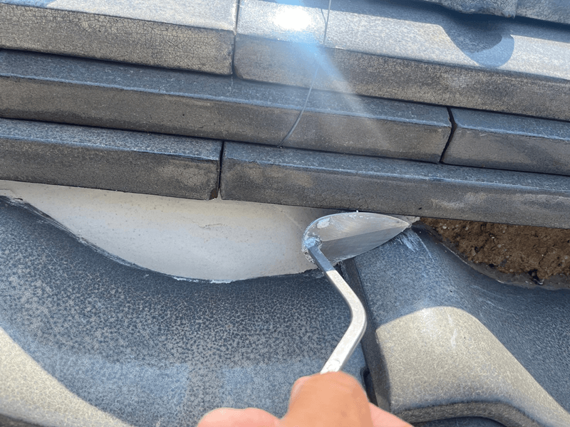 新しい漆喰を施工している仕上げ作業の様子