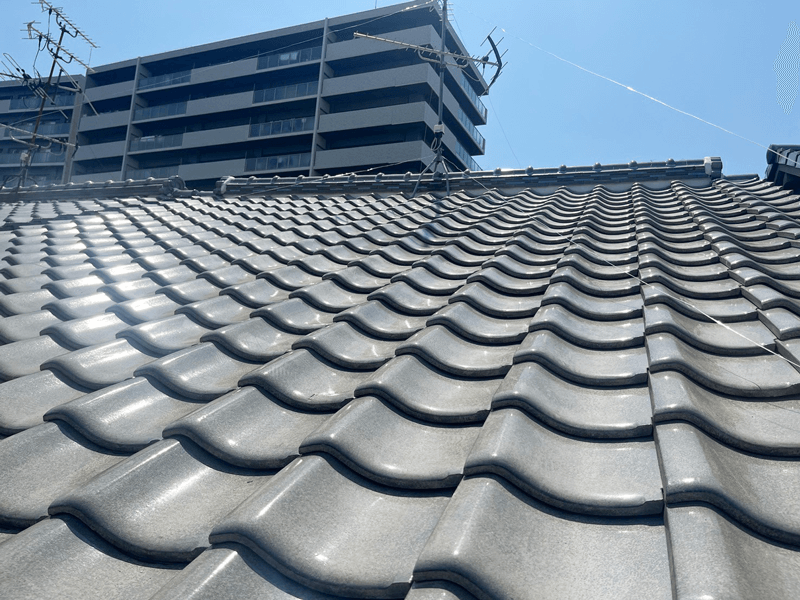 瓦のズレを調整し屋根全体の納まりを整えた施工後の様子