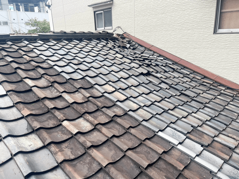 築80年長屋・瓦屋根の大きなズレと棟瓦欠損の写真