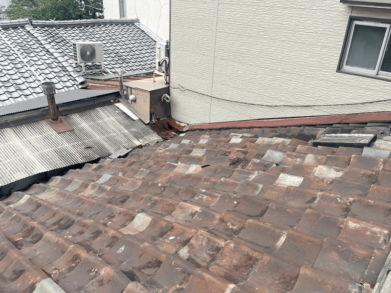 劣化した古い瓦・ひび割れ・脆化の写真