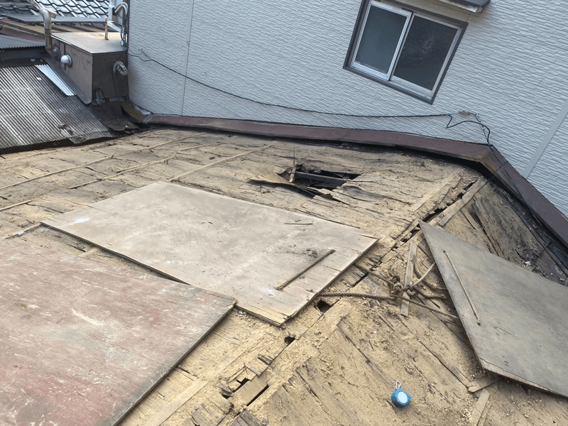 瓦・葺き土の全撤去と野地板劣化確認の写真