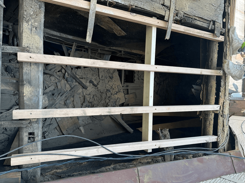 垂木で屋根骨組みを補強している様子