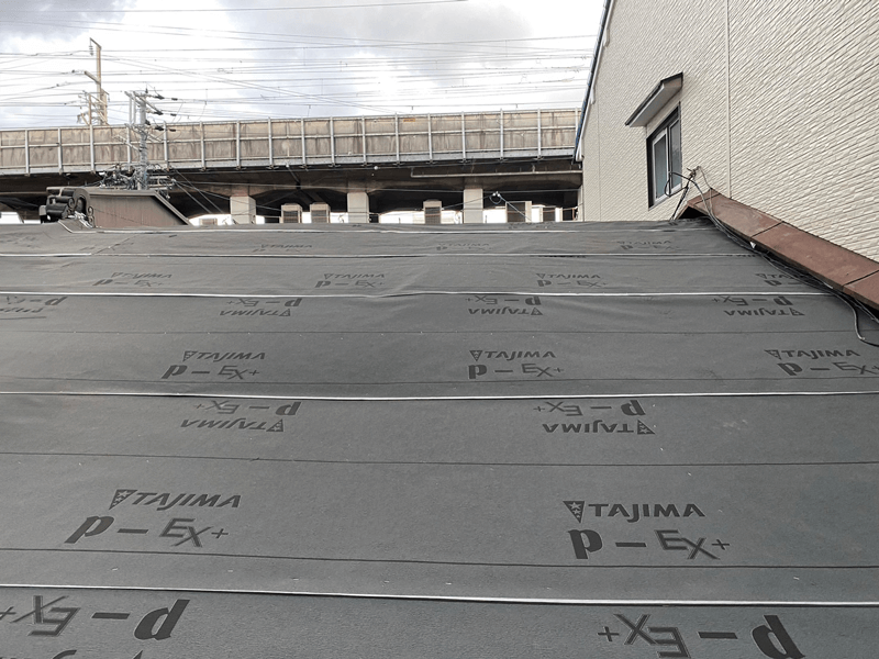 ゴムアスルーフィング（防水シート）施工している様子