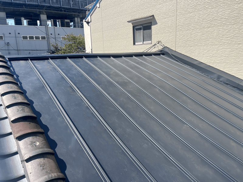 ガルバリウム鋼板立平葺き屋根葺き替え完成の写真