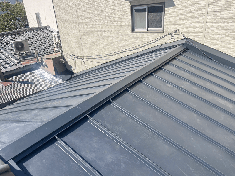 屋根と外壁の取り合い部・ガルバリウム鋼板雨仕舞処理の写真