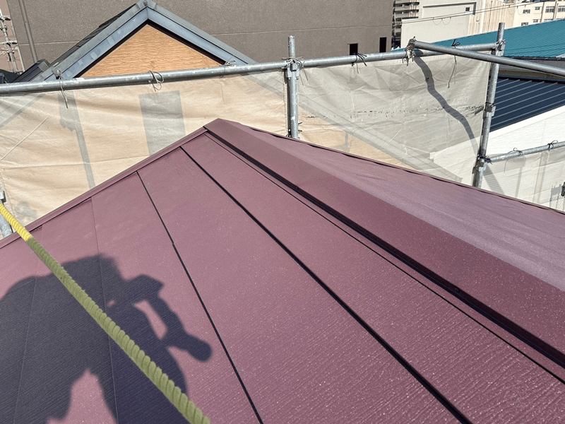 棟板金取り付け完成・スーパーガルテクトカバー工法の写真