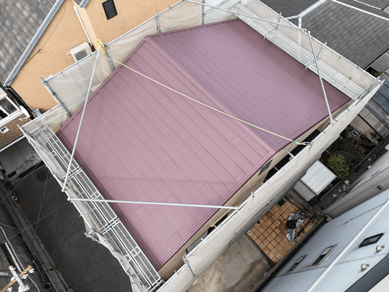 スーパーガルテクト施工後ドローン撮影・カバー工法完成の写真