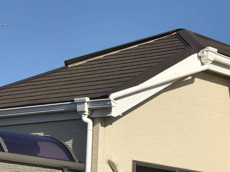 ビスが十分に打たれているにもかかわらず台風で棟板金が捲れたコロニアル屋根のアップ写真