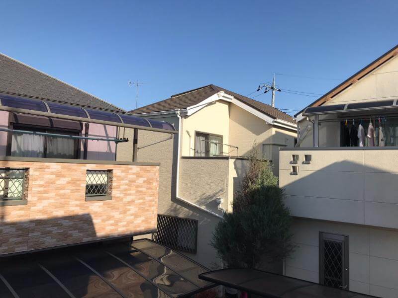 台風で棟板金が捲れたコロニアル屋根の施工前全景写真