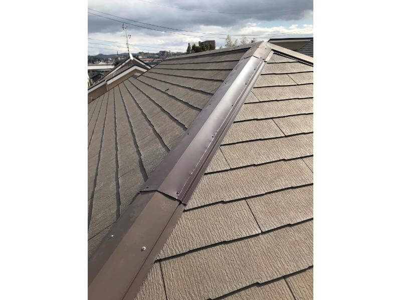 パッキンビスで新しい棟板金をしっかり固定した施工後のコロニアル屋根アップ写真