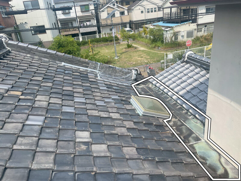 増築部と母屋の取り合い・谷板金劣化による雨漏りの写真