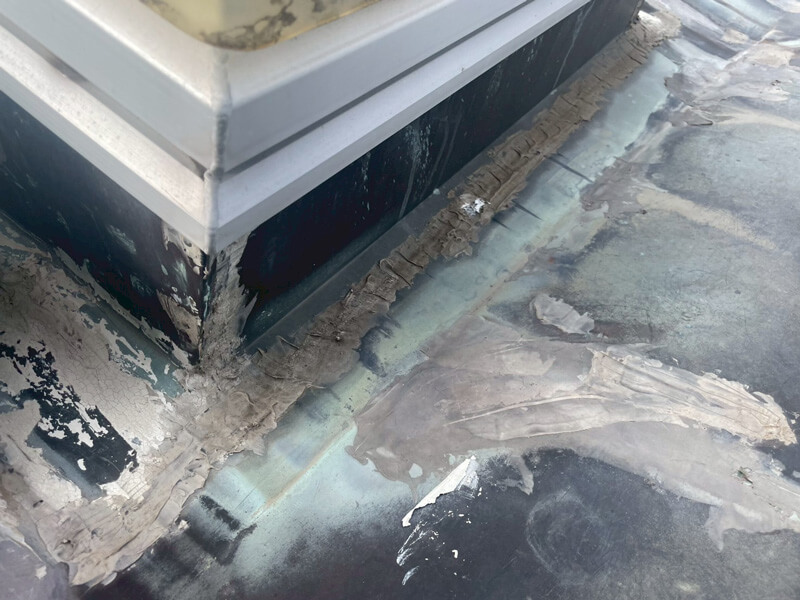 天窓まわり板金劣化・コーキング応急処置の写真